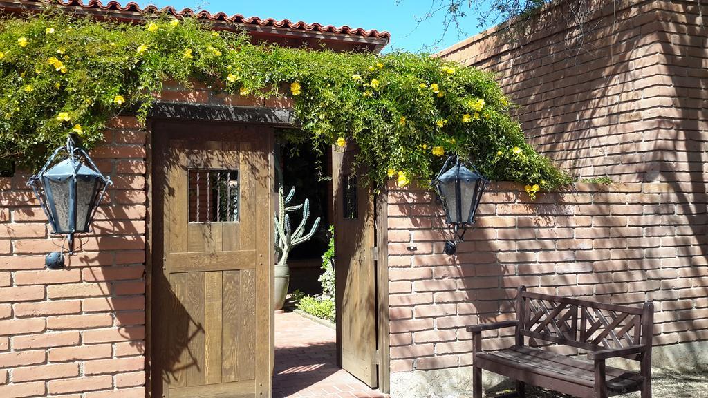 Desert Trails Bed & Breakfast Tanque Verde Екстериор снимка